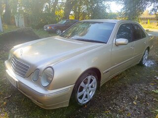 2000 Mercedes-Benz E-Класс 220 II (W210, S210) Рестайлинг, золотистый, 400000 рублей, вид 2