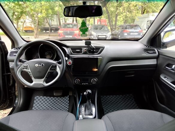 2016 Kia Rio III Рестайлинг, чёрный, 950000 рублей - вид 4