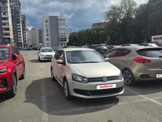 2015 Volkswagen Polo V, серебристый, 800000 рублей, вид 1
