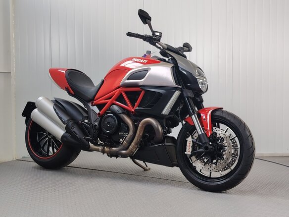 2011 Ducati Diavel, красный, 849000 рублей - вид 1