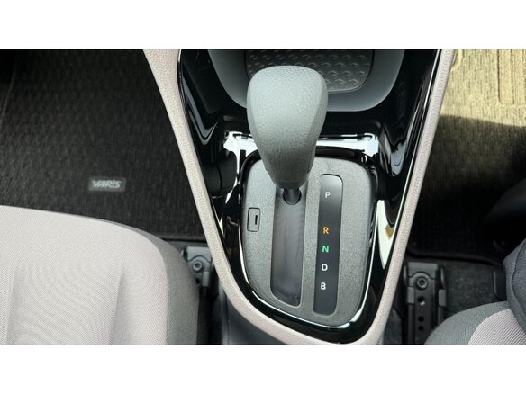 2022 Toyota Yaris IV, белый, 1061000 рублей - вид 20