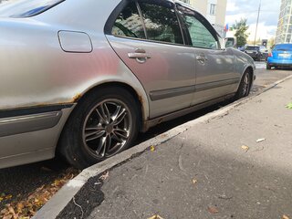2000 Mercedes-Benz E-Класс 240 II (W210, S210) Рестайлинг, серебристый, 550000 рублей, вид 4