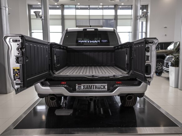 2026 Ram 1500 Crew Cab V Рестайлинг, серебристый, 9390000 рублей - вид 6