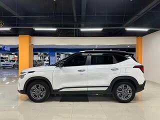 2023 Kia Seltos I Рестайлинг, белый, 1736009 рублей, вид 4