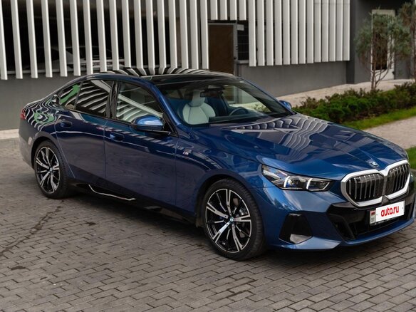 2023 BMW 5 серии 520d xDrive VIII (G60/G61/G68), синий, 7350000 рублей - вид 3