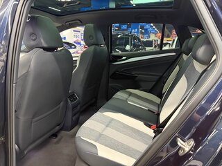 2023 Volkswagen ID.4 Crozz, синий, 3415000 рублей, вид 4