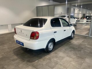 2001 Toyota Platz, белый, 346000 рублей, вид 5