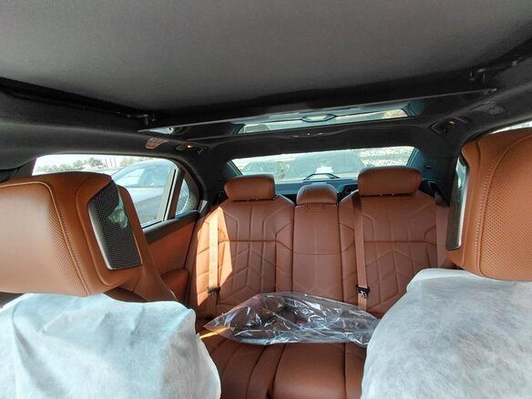 2026 BMW 7 серии 740 xDrive VII (G70) Рестайлинг, чёрный, 23160000 рублей - вид 7