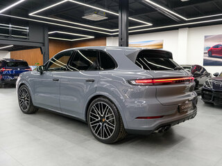 2026 Porsche Cayenne III Рестайлинг, серый, 19790000 рублей, вид 4