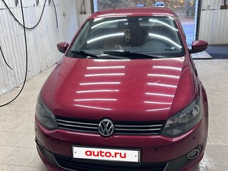 2015 Volkswagen Polo V, красный, 900000 рублей, вид 2
