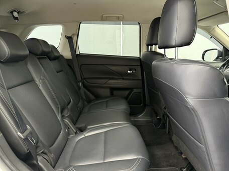 2020 Mitsubishi Outlander III Рестайлинг 3, белый, 2415000 рублей, вид 4
