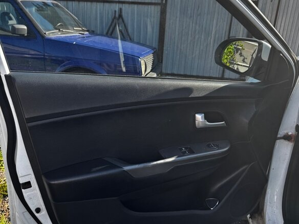 2015 Kia Rio III Рестайлинг, белый, 750000 рублей - вид 8
