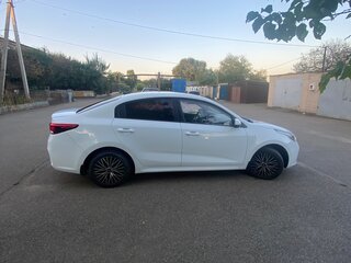 2018 Kia Rio IV, белый, 930000 рублей, вид 4
