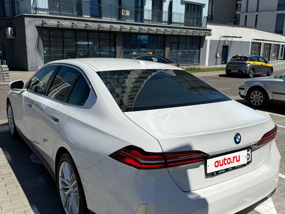 2023 BMW 5 серии 520i VIII (G60/G61/G68), белый, 5699000 рублей - вид 5
