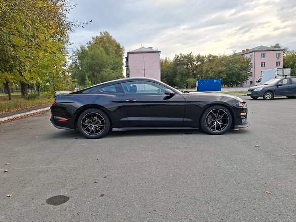 2022 Ford Mustang VI Рестайлинг, чёрный, 3480000 рублей - вид 13