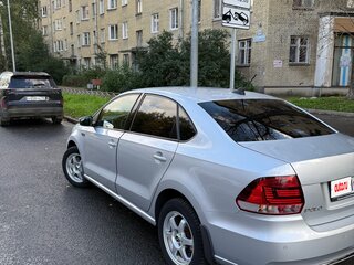 2018 Volkswagen Polo V Рестайлинг, серебристый, 970000 рублей, вид 4