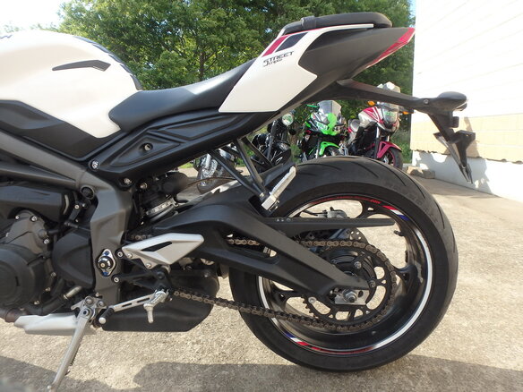 2021 Triumph Street Triple, белый, 820000 рублей - вид 12