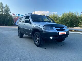 2018 Chevrolet Niva I Рестайлинг, серебристый, 590000 рублей, вид 2