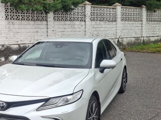 2021 Toyota Camry VIII (XV70) Рестайлинг, белый, 2790000 рублей, вид 2