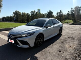 2021 Toyota Camry VIII (XV70) Рестайлинг, белый, 3400000 рублей, вид 3