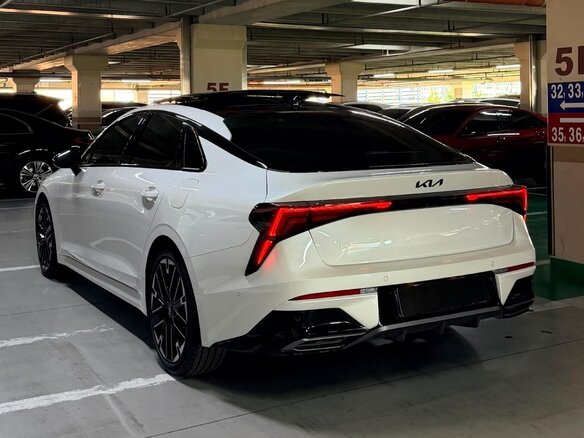 2023 Kia K5 III Рестайлинг, белый, 3130000 рублей - вид 2