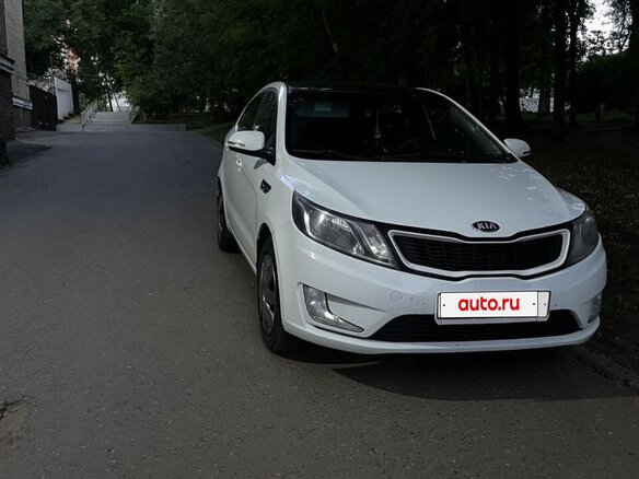 2013 Kia Rio 5-speed III, белый, 620000 рублей - вид 2