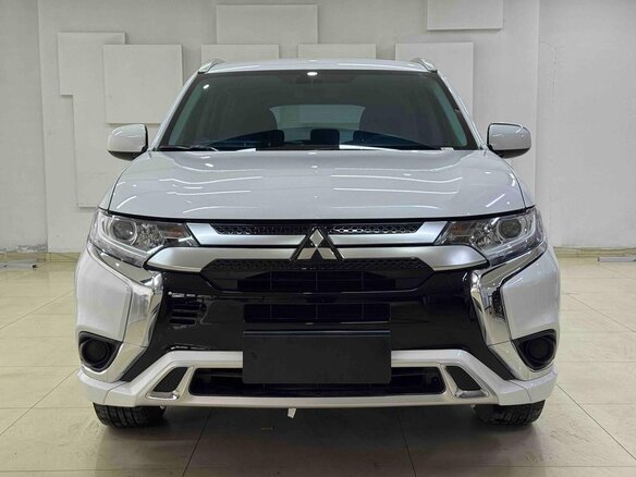 2022 Mitsubishi Outlander III Рестайлинг 3, белый, 1800000 рублей - вид 1