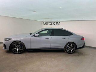 2026 BMW 5 серии 530i xDrive VIII (G60/G61/G68), серый, 10075000 рублей, вид 3