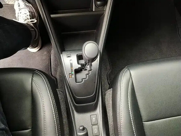 2022 Toyota Yaris IV, жёлтый, 1050099 рублей - вид 9