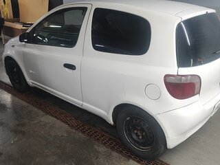 2000 Toyota Vitz I (P10), белый, 290000 рублей, вид 4
