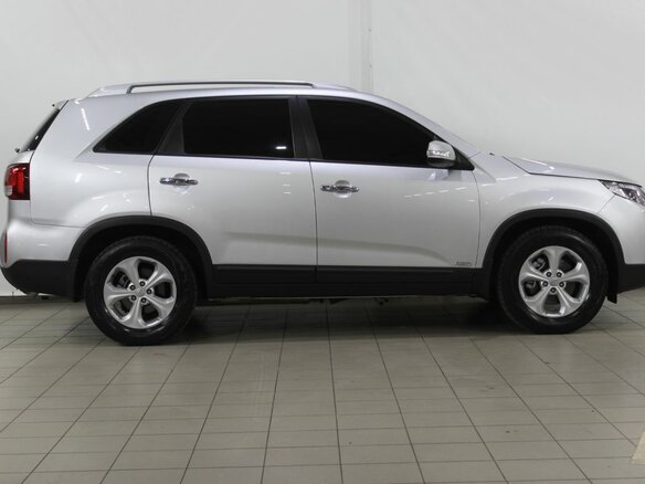2017 Kia Sorento II Рестайлинг, серебристый, 2075000 рублей - вид 4