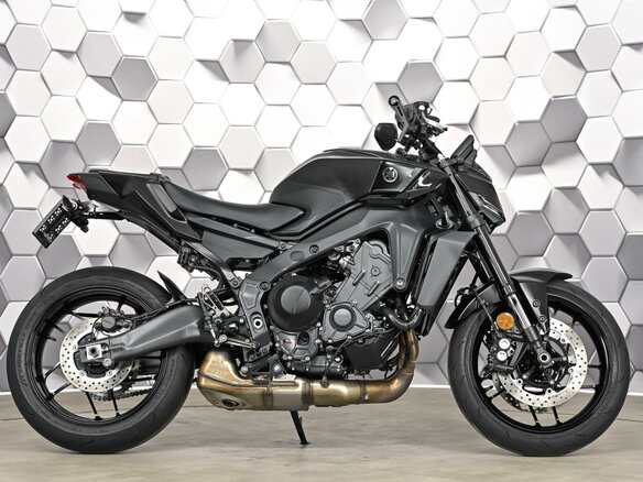 2024 Yamaha MT-09 (FZ-09), чёрный, 1075000 рублей - вид 2