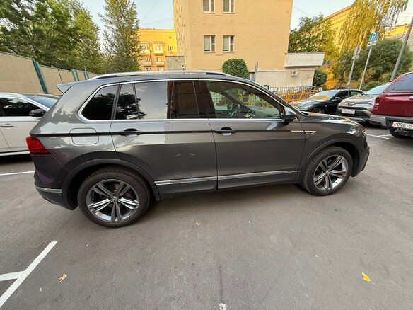2019 Volkswagen Tiguan Allspace II, серый, 3400000 рублей - вид 1