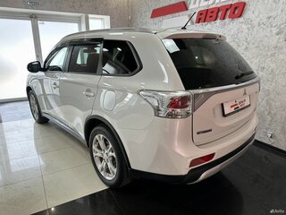 2014 Mitsubishi Outlander III Рестайлинг, белый, 1995000 рублей, вид 3
