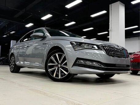 2023 Skoda Superb III Рестайлинг, серый, 2510000 рублей, вид 3