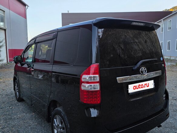 2013 Toyota Noah II (R70), чёрный - вид 3