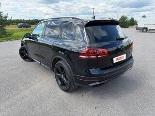 2018 Volkswagen Touareg II Рестайлинг, чёрный, 3490000 рублей, вид 4