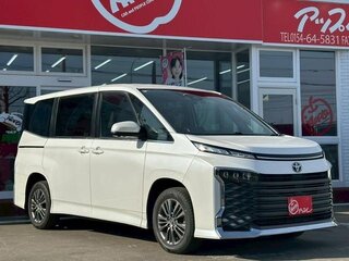 2023 Toyota Voxy IV (R90), белый, 4200000 рублей, вид 4