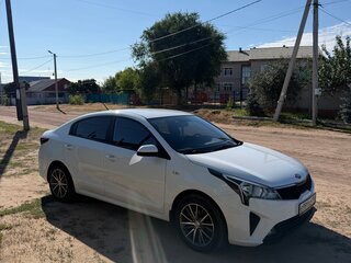 2021 Kia Rio IV Рестайлинг, белый, 1600000 рублей, вид 4