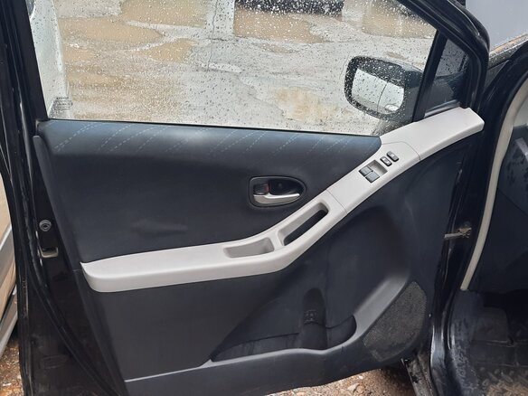 2008 Toyota Yaris Multimode II, чёрный - вид 2