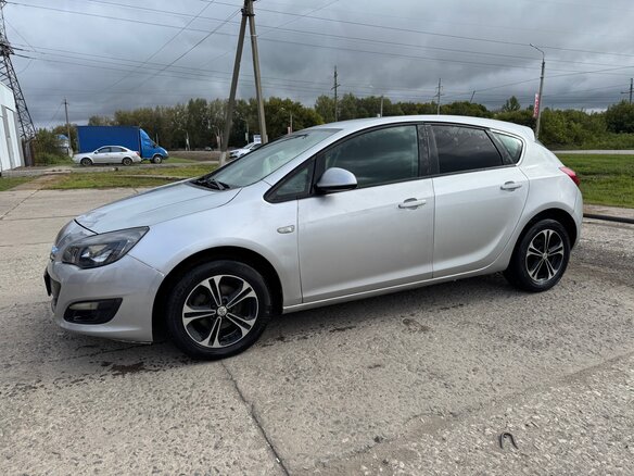 2013 Opel Astra J Рестайлинг, серебристый, 520000 рублей - вид 3