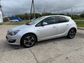 2013 Opel Astra J Рестайлинг, серебристый, 520000 рублей - вид 3