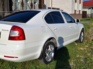 2010 Skoda Octavia II (A5) Рестайлинг, белый, 950000 рублей, вид 4