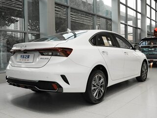 2026 Kia K3 II (China Market) Рестайлинг, белый, 2270000 рублей, вид 3