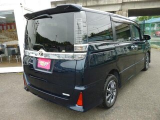 2020 Toyota Voxy III (R80) Рестайлинг, чёрный, 2200000 рублей, вид 3