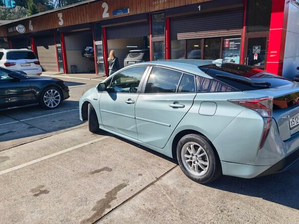 2016 Toyota Prius IV (XW50), синий, 1650000 рублей - вид 3