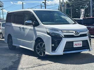 2018 Toyota Voxy III (R80) Рестайлинг, белый, 2250000 рублей, вид 1