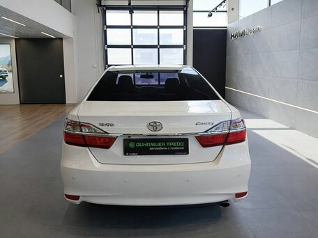 2015 Toyota Camry VII (XV50) Рестайлинг, белый, 1699000 рублей, вид 5