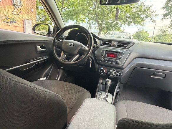 2013 Kia Rio 4-speed III, белый, 880000 рублей - вид 12