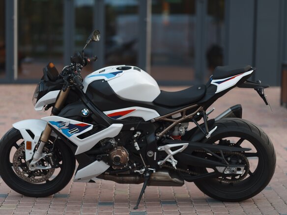 2022 BMW S 1000 R, белый, 1549000 рублей - вид 3